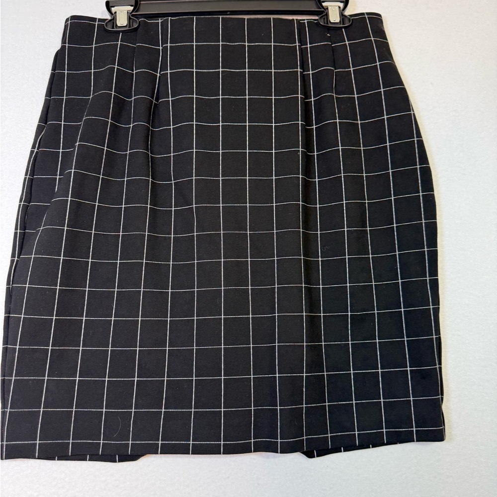 Amanda & Chelsea Black and White Pleated Pencil Skirt